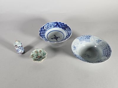 Lot de quatre porcelaines, dont deux coupes formant pendants…