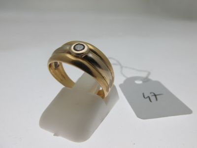 l'image d'une bague en or surmontée d'un diamant