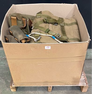 une boîte en carton contenant un certain nombre d'objets