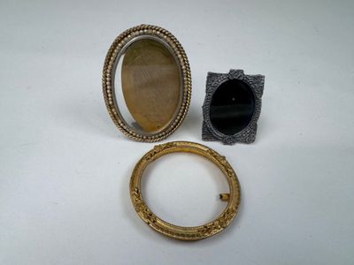 deux bagues en or et une bague en argent sur un fond blanc