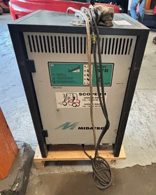 un gros plan d'une machine posée au sol