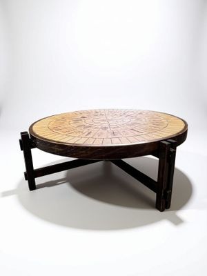 une table basse ornée d'un motif circulaire