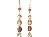 une paire de boucles d'oreilles ornées de pierres multicolores