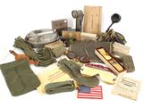 de nombreux objets militaires qui se trouvent sur la table