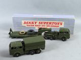 trois camions militaires miniatures posés les uns à côté des autres