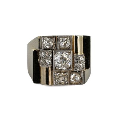 gros plan d'une bague avec des diamants sur fond blanc