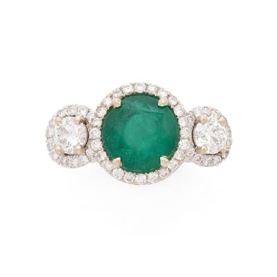 BAGUE TRILOGIE retenant en son centre une émeraude ronde de …