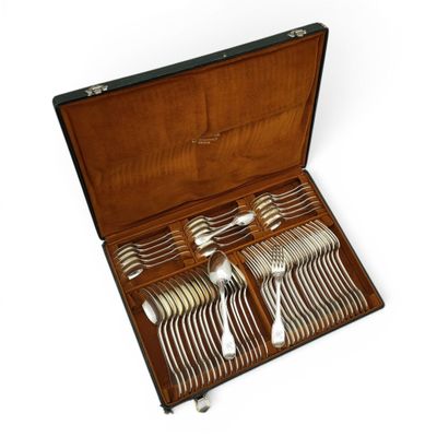 un coffret en bois contenant de l'argenterie sur une surface blanche
