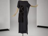 une photo d'un mannequin portant une robe noire ornée d'une croix