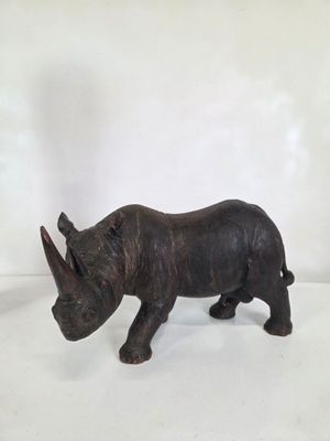 une image représentant une figurine de rhinocéros sur fond blanc