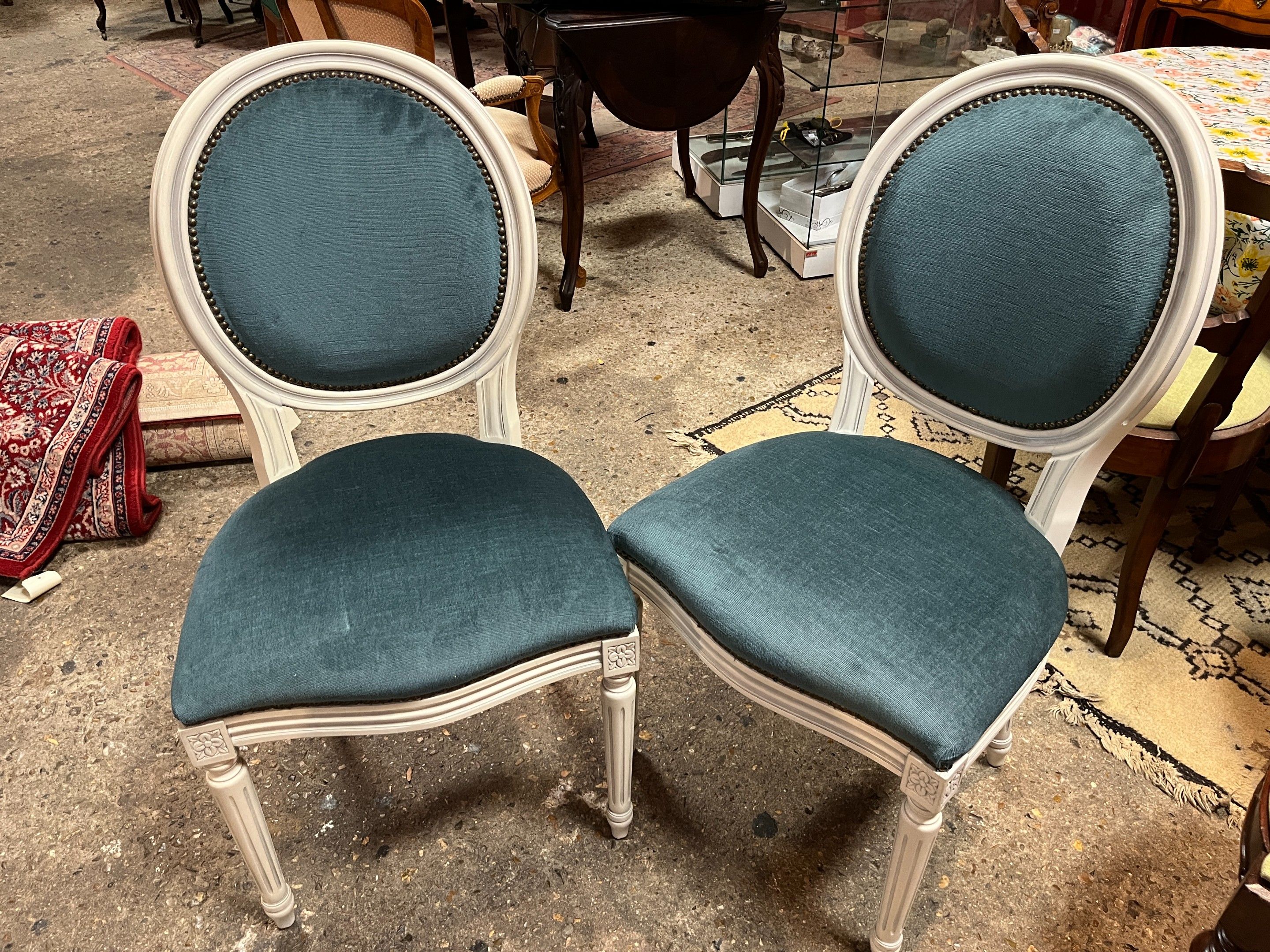 Paire de chaises de style Louis XVI, H : 96 cm