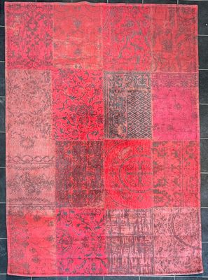 Tapis moderne à décor noir sur fond rouge.