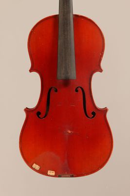 un vieux violon dont l'archet pend du manche