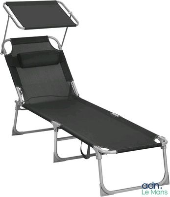 une chaise de jardin noire sur laquelle est posé un plateau