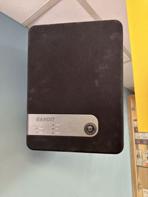 une photo d'une enceinte murale dans une pièce