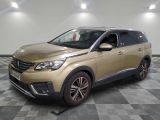Le SUV doré est garé sur un sol en carrelage à damier.