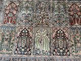 une photo d'un grand tapis oriental posé sur un parquet
