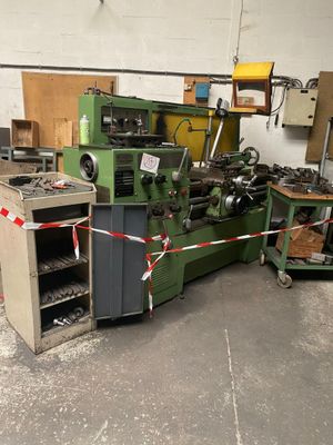 une machine placée au milieu d'une pièce