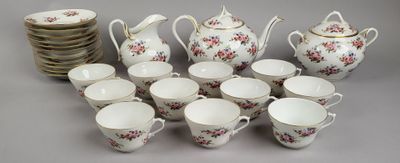 beaucoup de tasses et de soucoupes posées sur la table