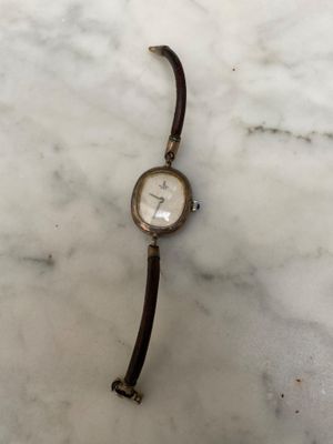 une photo d'une montre-bracelet posée sur une surface en marbre