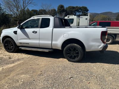 une camionnette blanche garée sur le bord de la route