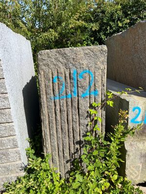 un tas de parpaings qui ont été vandalisés à la bombe de peinture bleue