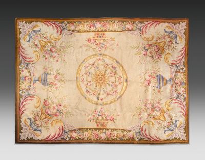 un tapis ancien avec un motif floral sur fond blanc
