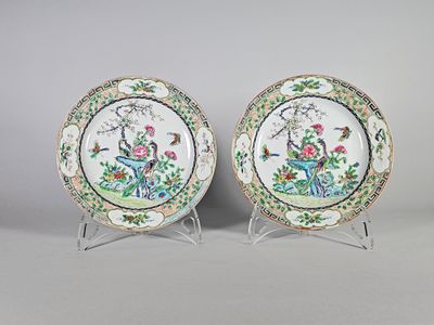 Paire d’assiettes en porcelaine à décor polychrome d’un coup…