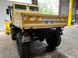 un camion-benne jaune garé à l'intérieur d'un bâtiment