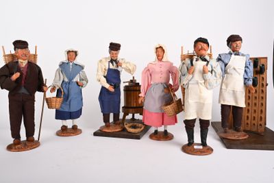 sept figurines représentant des personnes vêtues de tenues différentes