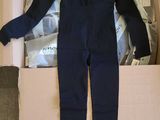 une boîte en carton posée par terre, contenant un costume