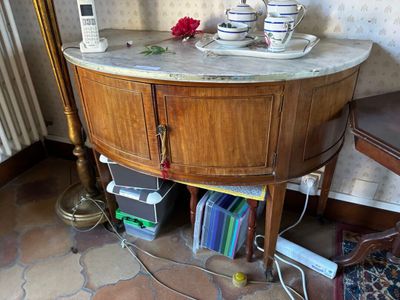 Buffet demi lune en acajou à deux vantaux. Elle repose sur q…