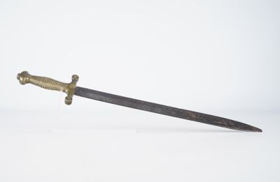 une vieille épée avec une poignée en or sur une surface blanche
