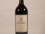 une bouteille de vin posée sur une table