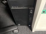 un ordinateur posé sur un bureau à côté d'une chaise