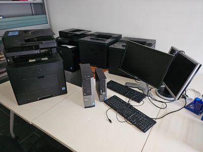 un bureau sur lequel se trouvent de nombreux équipements informatiques