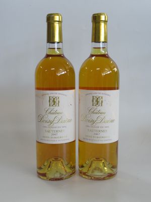deux bouteilles de vin posées l'une à côté de l'autre sur une surface blanche