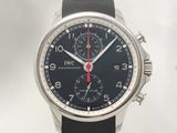 une montre noire avec une trotteuse rouge et un bracelet noir