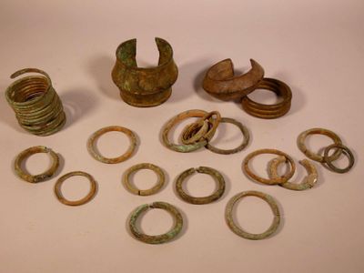 Lot de dix-neuf bracelets de fouilles avec forte oxydation v…