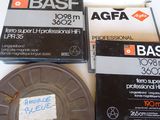 deux bobines de film posées l'une à côté de l'autre sur une table