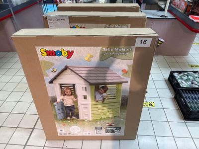 une boîte en carton avec l'image d'un enfant à l'intérieur