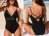 deux photos d'une femme en maillot de bain une pièce noir sur la plage