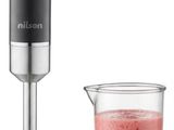 un mixeur et un verre contenant un smoothie