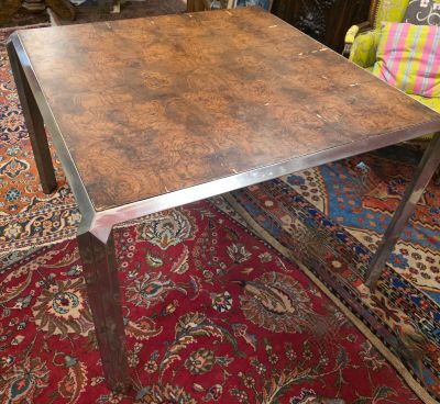 Table de forme carré, montants en métal, plateau en placage …