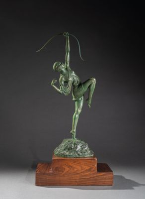 sculpture en bronze représentant une femme tenant un arc, posée sur un socle en bois