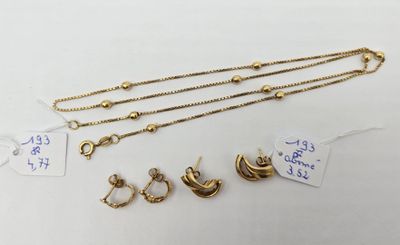 une collection de colliers et de boucles d'oreilles en or