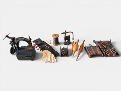 ART POPULAIRE Réunion d'outils de gantier comprenant 3 mains…