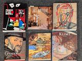 plusieurs livres posés sur un tapis, avec un homme coiffé d'un haut-de-forme et une femme coiffée d'un haut-de-forme