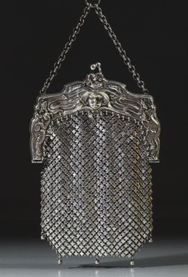 un sac à main ancien en maille d'argent, muni d'une anse en chaîne