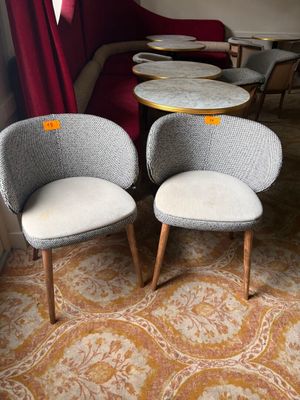 two chairs that are next to each other in a room